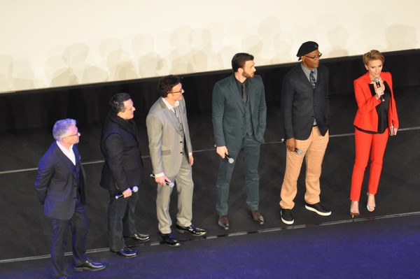 De g. à d. LE PDG de Disney France, Anthony et Joe Russo, Chris Evans, Samuel L. Jackson et Scarlett Johansson