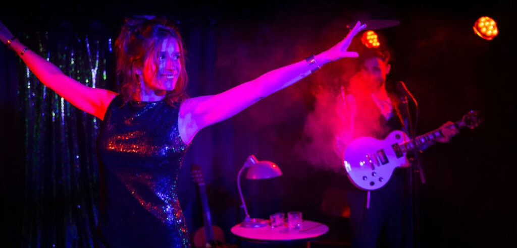 Avignon 2022 – Traversée en eau claire dans une piscine peinte en noire_1