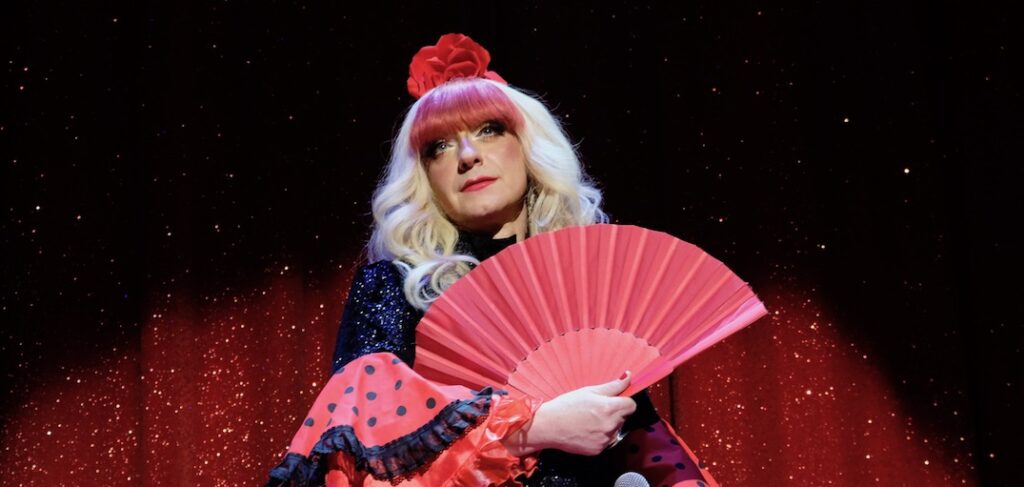 Critique Le cabaret de Carolina : musique, paillettes et bonne humeur ! Critique Le cabaret de Carolina