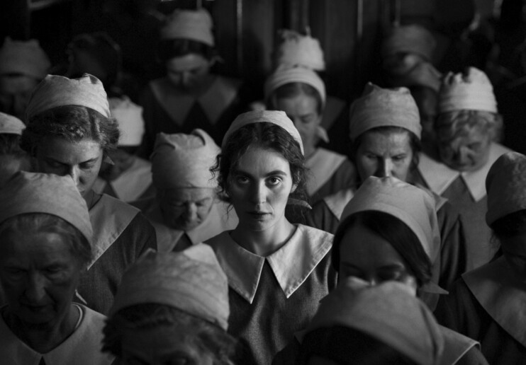 Festival de Cannes 2024 – Critique La Jeune femme à l’aiguille : 50 nuances de noir et de blanc La Jeune femme à l'aiguille © Lukasz Bak