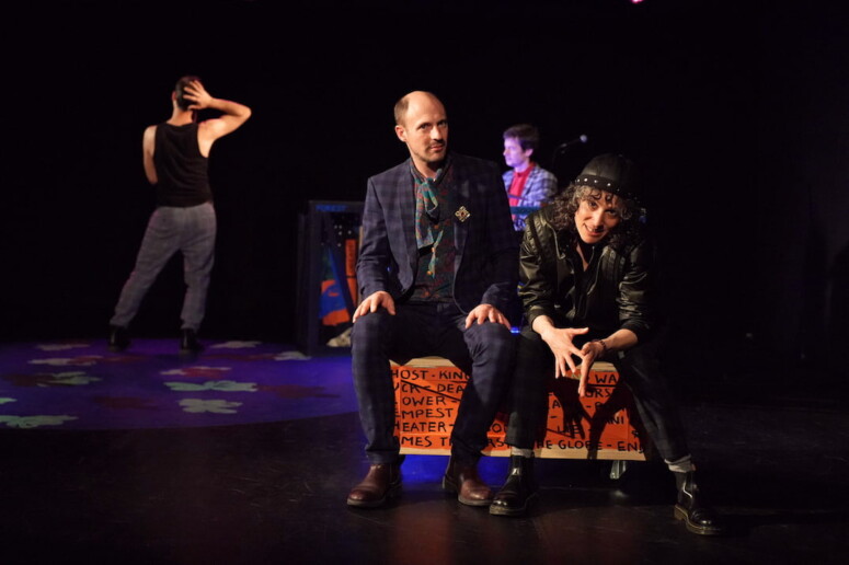 Avignon 2025 – S.H.A.K.E.S.P.E.A.R.E. : leur théâtre est un monde entier ! Critique S.H.A.K.E.S.P.E.A.R.E. couv
