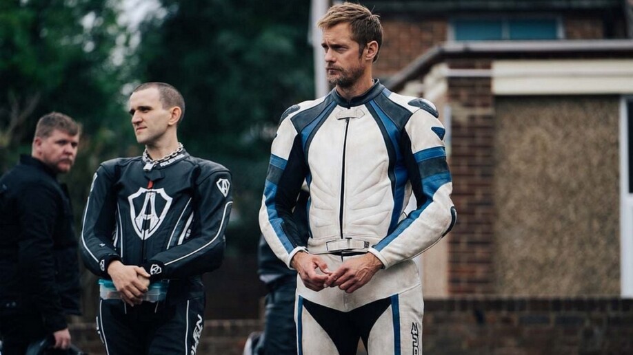 Critique Pillion : romance qui sort la cravache