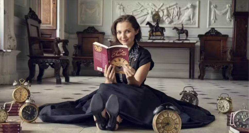 Critique Les sept cadrans : un jeu d’horloges très britannique