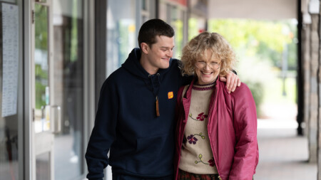 Critique de Plus fort que moi (I Swear) avec Robert Aramayo et Maxine Peake
