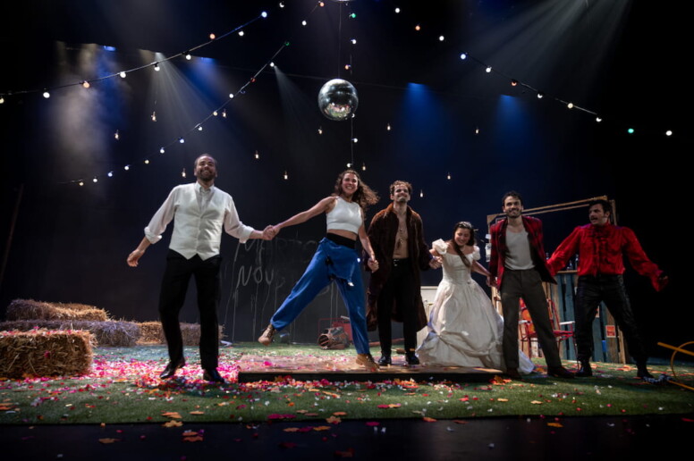 Troupe sur scène dans Le Jeu de l’amour et du hasard au Festival OFF Avignon 2026