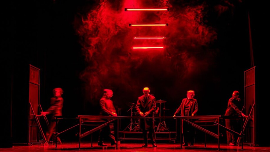 Scène de théâtre contemporain dans une lumière rouge au Festival OFF Avignon 2026